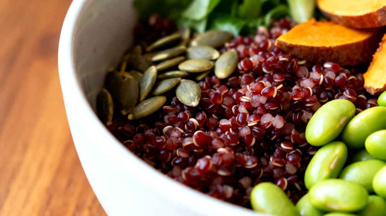 Buddha bowl con quinoa rossa, edamame e semi di zucca"