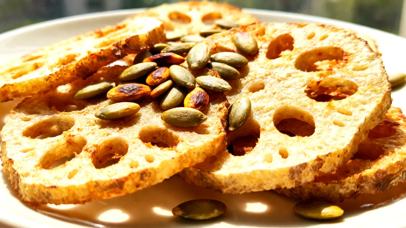 Chips di radice di loto essiccata con semi di zucca tostati"