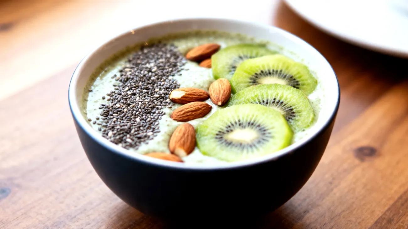 Smoothie bowl con semi di chia, kiwi e mandorle"