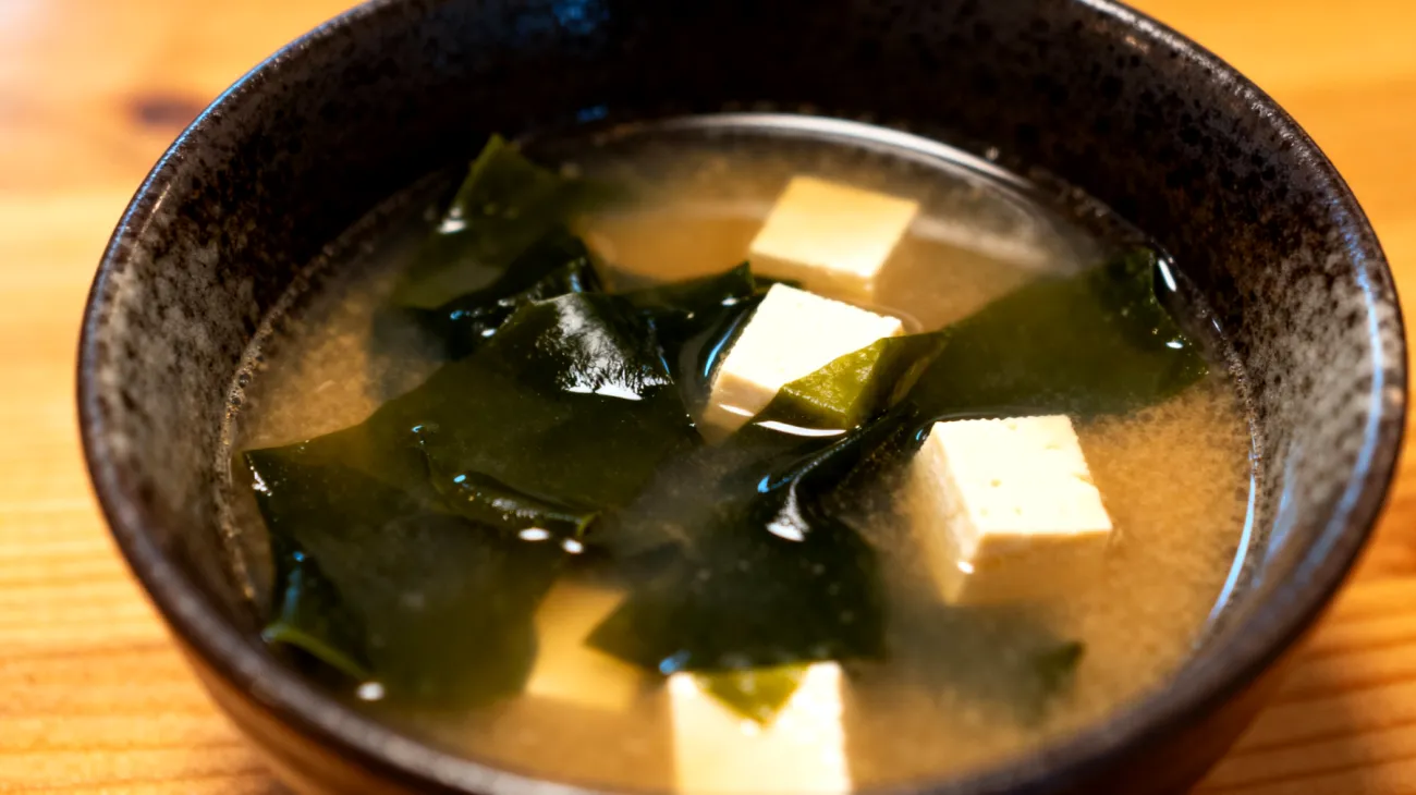 Zuppa di miso con alghe wakame e tofu"