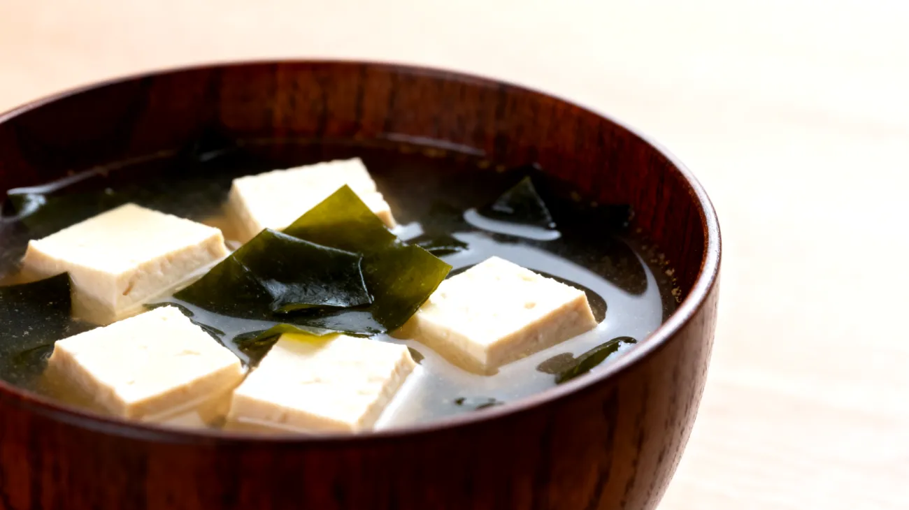 Zuppa di miso con tofu e alghe wakame"