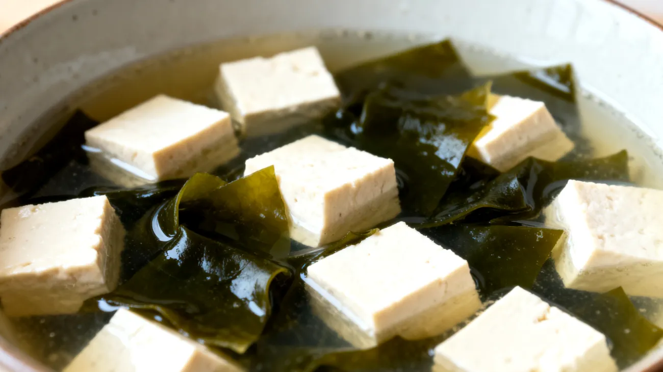 Zuppa di miso con tofu e alghe wakame"
